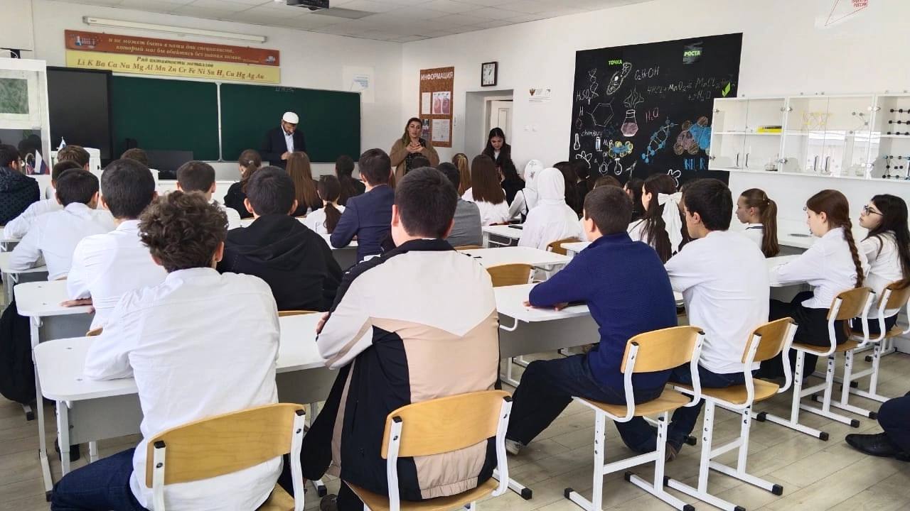 бесада учащихся 8-11классов  с имамом Соборной мечети.