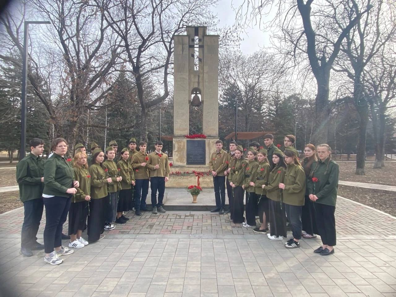 Возложение цветов к памятнику казакам Усть-Джегутинского района,  ставшими  жертвами политических репрессий.