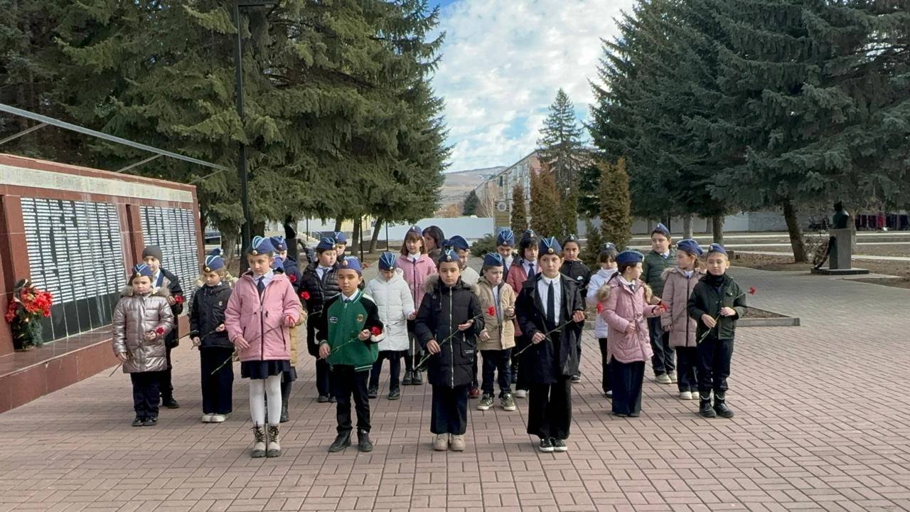 Возложение цветов к памятнику, павшим в годы Великой Отечественной войны.