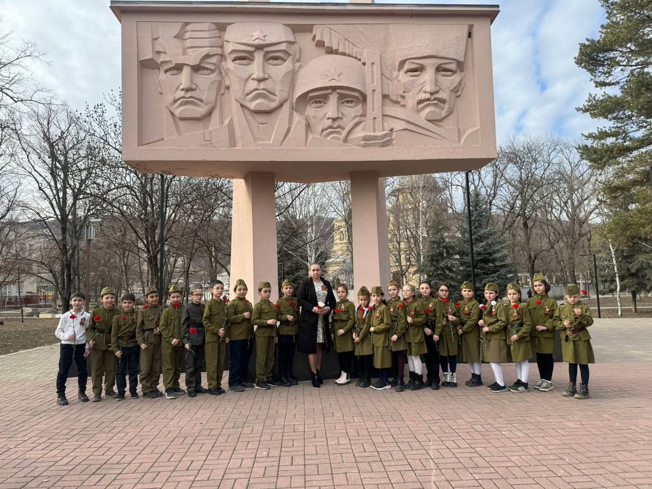 Возложении цветов к обелиску павших воинов.