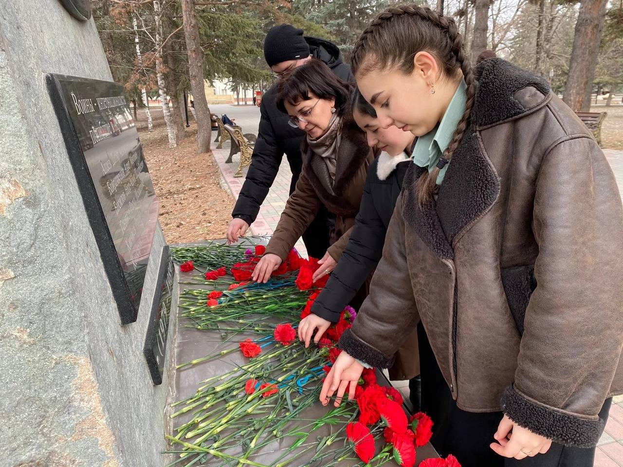 Возложение к памятному мемориалу воинов-интернационалистов.