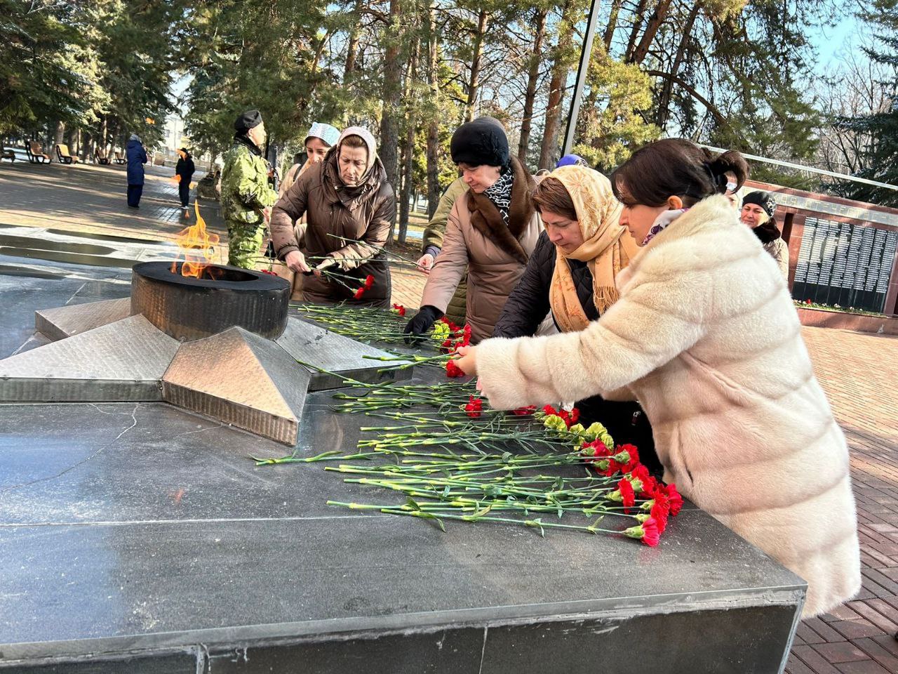 Возложении цветов к обелиску павших воинов.