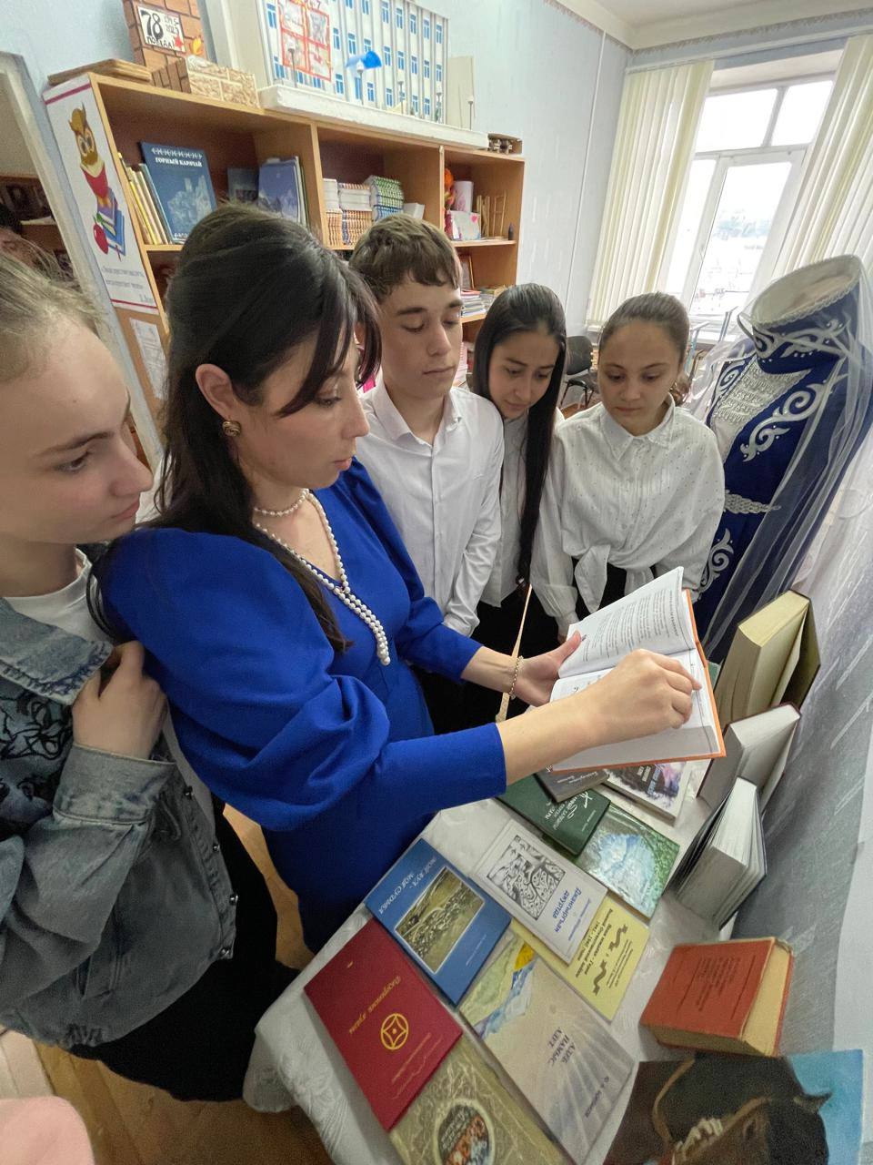 Книжно-иллюстративная выставка-обзор.